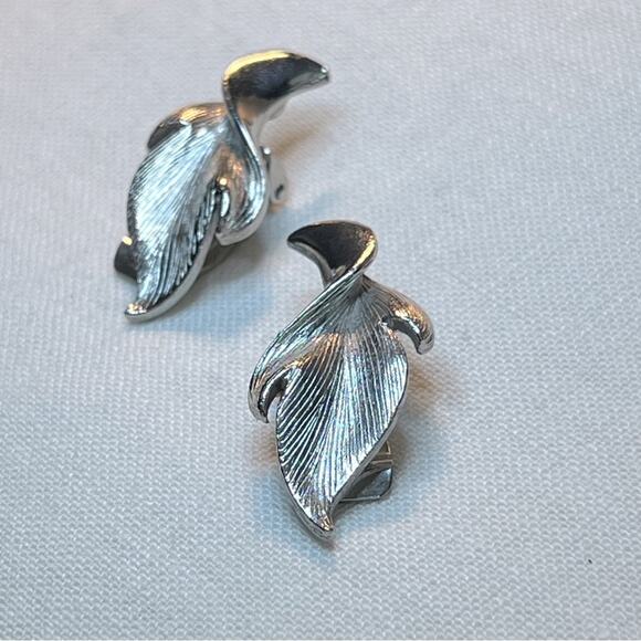 JUDY LEE VINTAGE 1950 MID CENTURY FAUX SILVER CURVY LEAF CLIP ON EARRINGS - Picture 3 of 11
